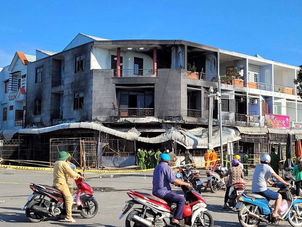 Tiệm vải cháy kinh hoàng rạng sáng: Một gia đình 4 người tử vong, nhiều căn nhà kế bên bị thiêu rụi - Ảnh 2. Tiệm vải cháy kinh hoàng rạng sáng: Một gia đình 4 người tử vong, nhiều căn nhà kế bên bị thiêu rụi - Ảnh 2.
