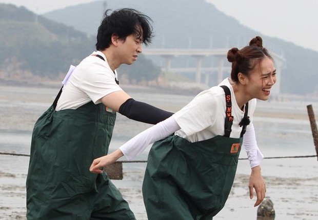 Vắng Karik, Lan Ngọc lập tức nhảy thuyền sang Isaac: Hết ôm ấp, vuốt ve lại bênh nhau chằm chặp! - Ảnh 1.