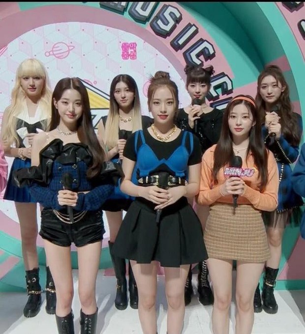 Tại sao BLACKPINK mặc áo lót ra ngoài thì không ai nói gì trong khi nữ idol tân binh khác lại bị tế sống? - Ảnh 2. Tại sao BLACKPINK mặc áo lót ra ngoài thì không ai nói gì trong khi nữ idol tân binh khác lại bị tế sống? - Ảnh 2.