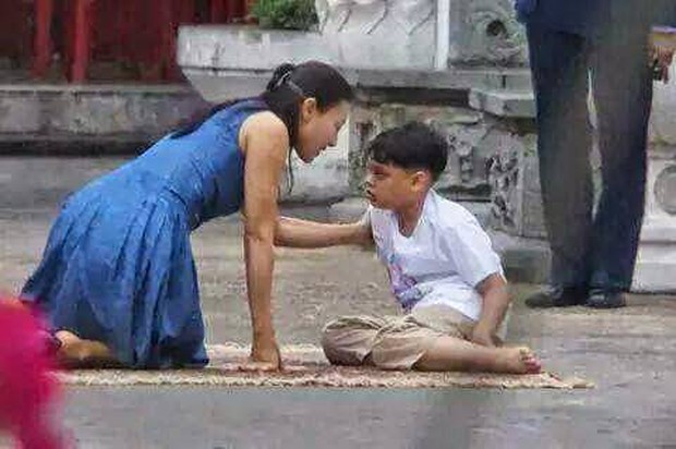 Hoàng tử Thái Lan từng quỳ lạy từ biệt mẹ trên manh chiếu giữa đường gây nghẹn ngào 7 năm trước giờ ra sao? - Ảnh 3. Hoàng tử Thái Lan từng quỳ lạy từ biệt mẹ trên manh chiếu giữa đường gây nghẹn ngào 7 năm trước giờ ra sao? - Ảnh 3.