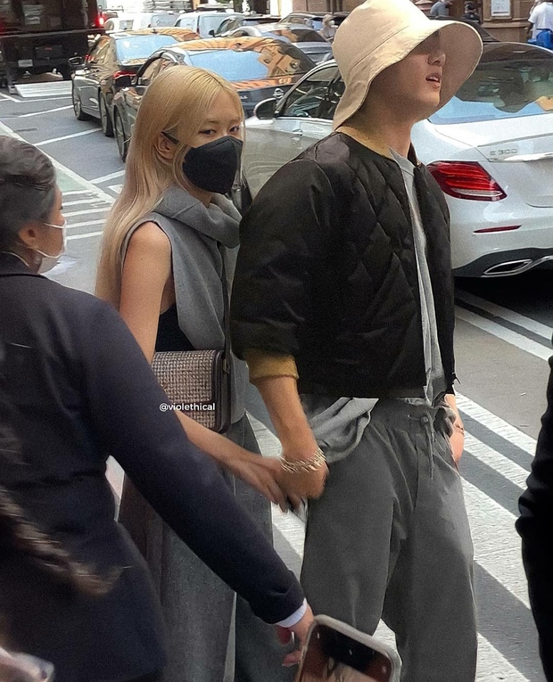 Ảnh hẹn hò của Jungkook (BTS) và Rosé (BLACKPINK) bất ngờ gây sốt: Nhìn sai sai nhưng fan vẫn gật gù khen ngợi vì lý do này! - Ảnh 1. Ảnh hẹn hò của Jungkook (BTS) và Rosé (BLACKPINK) bất ngờ gây sốt: Nhìn sai sai nhưng fan vẫn gật gù khen ngợi vì lý do này! - Ảnh 1.