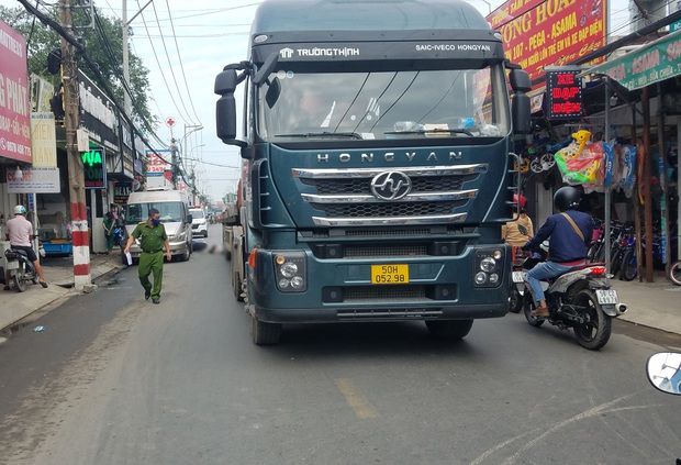 TP.HCM: Tránh xe khách 16 chỗ đậu lề đường, nam thanh niên bị xe đầu kéo cán tử vong - Ảnh 2.