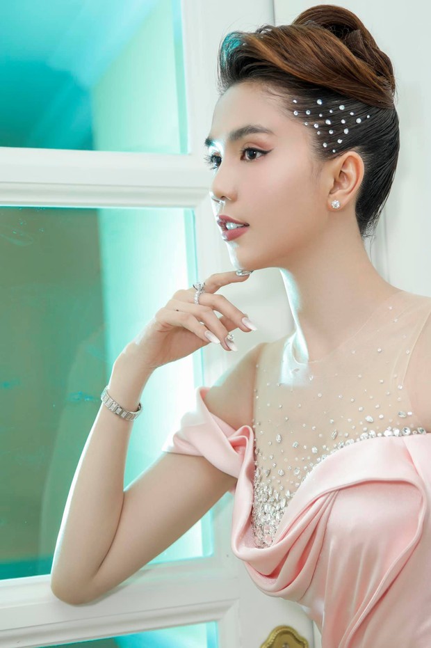Chẳng cần vương miện tỷ đồng, Ngọc Trinh vẫn lấn át HH Đỗ Thị Hà khi đụng váy nhờ kiểu tóc hay ho - Ảnh 5.