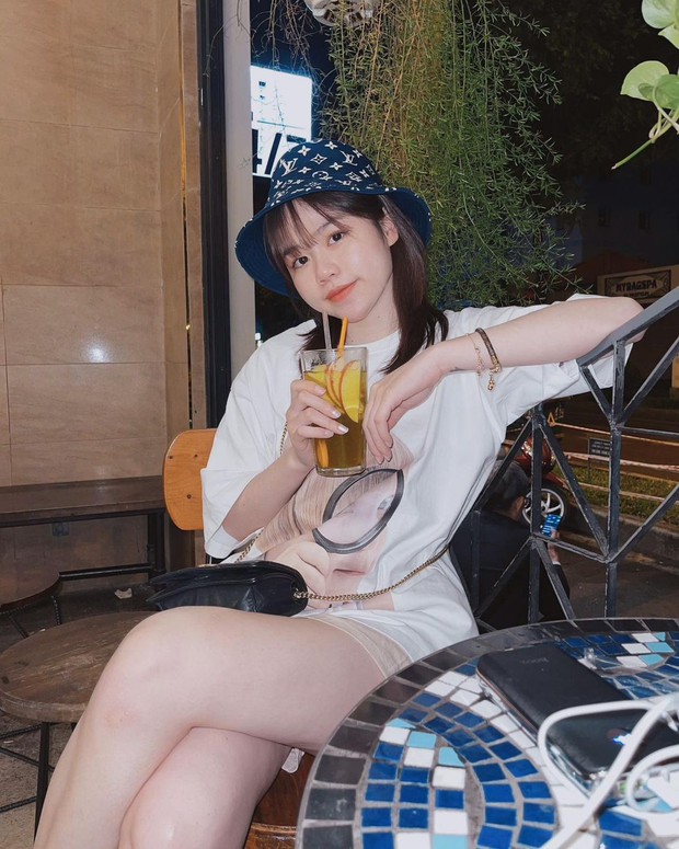 Huỳnh Anh lộ thêm hint hẹn hò với R.Tee nhưng vẫn bấm like bình luận hỏi còn thương Quang Hải không - Ảnh 1. Huỳnh Anh lộ thêm hint hẹn hò với R.Tee nhưng vẫn bấm like bình luận hỏi còn thương Quang Hải không - Ảnh 1.