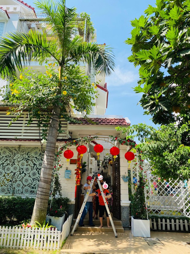 Lấy chồng đại gia, Vy Oanh ở biệt thự rộng 1400m2, mất hơn chục ngày để trang trí Tết lung linh, rực rỡ - Ảnh 1.
