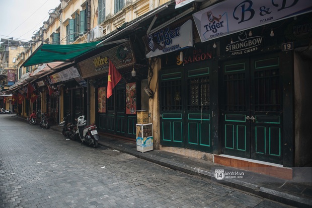 Ảnh: Tình hình quán xá Hà Nội trong ngày đầu thực hiện tạm đóng cửa vũ trường, quán bar và thắt chặt phòng chống dịch Covid-19 - Ảnh 14. Ảnh: Tình hình quán xá Hà Nội trong ngày đầu thực hiện tạm đóng cửa vũ trường, quán bar và thắt chặt phòng chống dịch Covid-19 - Ảnh 14.