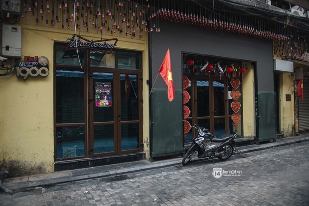 Ảnh: Tình hình quán xá Hà Nội trong ngày đầu thực hiện tạm đóng cửa vũ trường, quán bar và thắt chặt phòng chống dịch Covid-19 - Ảnh 15. Ảnh: Tình hình quán xá Hà Nội trong ngày đầu thực hiện tạm đóng cửa vũ trường, quán bar và thắt chặt phòng chống dịch Covid-19 - Ảnh 15.