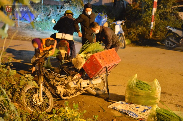 Ảnh: Đường vào thôn bị phong toả, người dân Mê Linh chuyển hàng tạ rau qua chốt kiểm dịch y tế trong đêm - Ảnh 11.