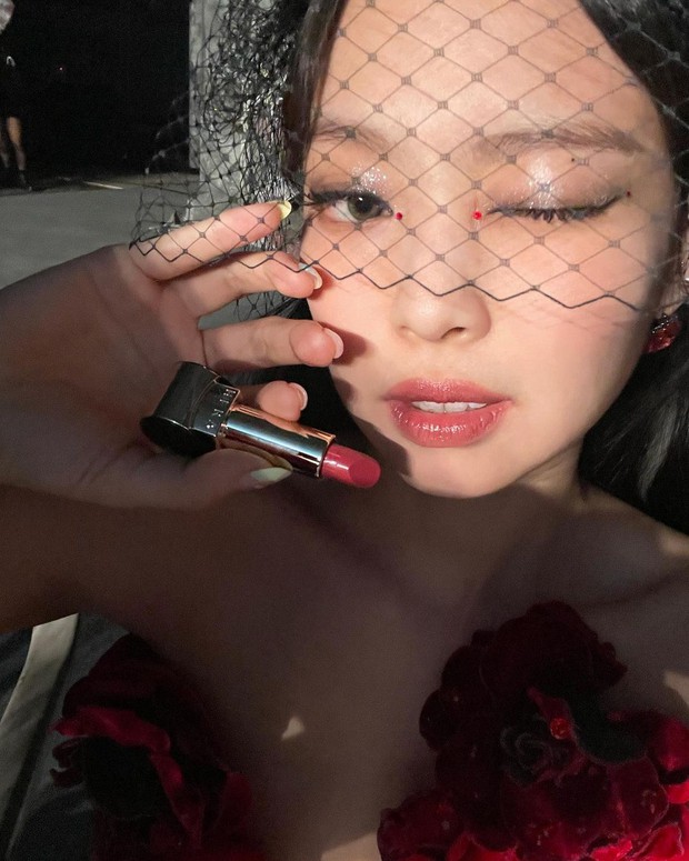 Đại sứ có tâm là Jennie: Tranh thủ PR son ngay hậu trường concert, ai thiếu son Tết tham khảo luôn - Ảnh 3.