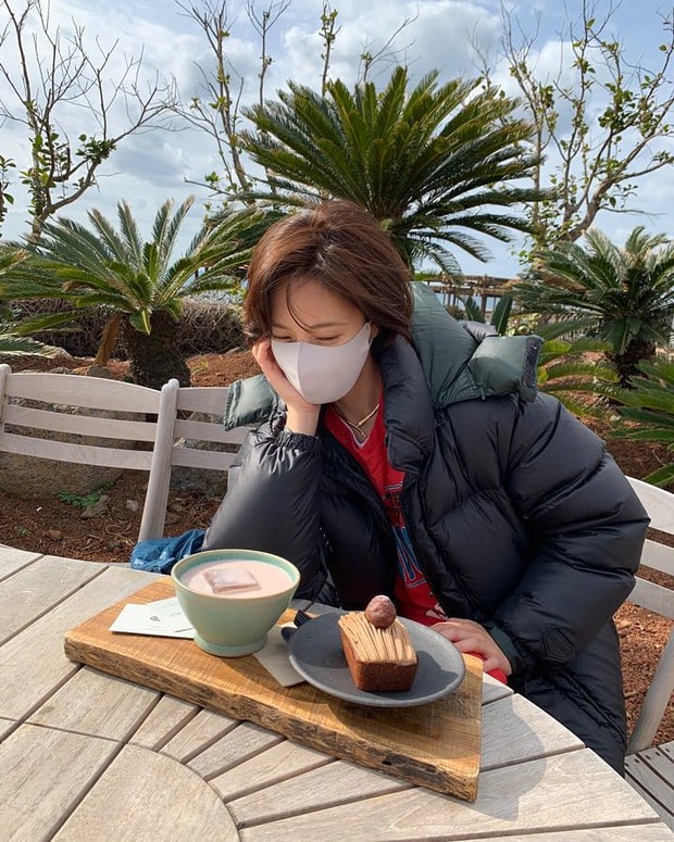 Hwang Jung Eum lần đầu lộ diện sau 5 tháng ly hôn chồng đại gia, diện mạo ra sao mà lên cả top Naver? - Ảnh 2.