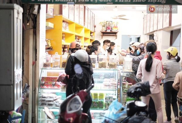 Chùm ảnh: Người dân Hà Nội đeo khẩu trang đi mua sắm chiều 29 Tết, đường phố nhộn nhịp hơn hẳn mọi khi - Ảnh 5. Chùm ảnh: Người dân Hà Nội đeo khẩu trang đi mua sắm chiều 29 Tết, đường phố nhộn nhịp hơn hẳn mọi khi - Ảnh 5.