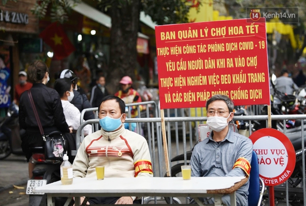 Chùm ảnh: Người dân Hà Nội đeo khẩu trang đi mua sắm chiều 29 Tết, đường phố nhộn nhịp hơn hẳn mọi khi - Ảnh 7. Chùm ảnh: Người dân Hà Nội đeo khẩu trang đi mua sắm chiều 29 Tết, đường phố nhộn nhịp hơn hẳn mọi khi - Ảnh 7.