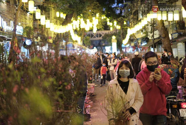 Chùm ảnh: Người dân Hà Nội đeo khẩu trang đi mua sắm chiều 29 Tết, đường phố nhộn nhịp hơn hẳn mọi khi - Ảnh 8.