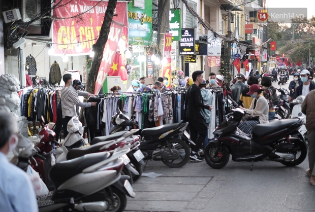 Chùm ảnh: Người dân Hà Nội đeo khẩu trang đi mua sắm chiều 29 Tết, đường phố nhộn nhịp hơn hẳn mọi khi - Ảnh 2. Chùm ảnh: Người dân Hà Nội đeo khẩu trang đi mua sắm chiều 29 Tết, đường phố nhộn nhịp hơn hẳn mọi khi - Ảnh 2.
