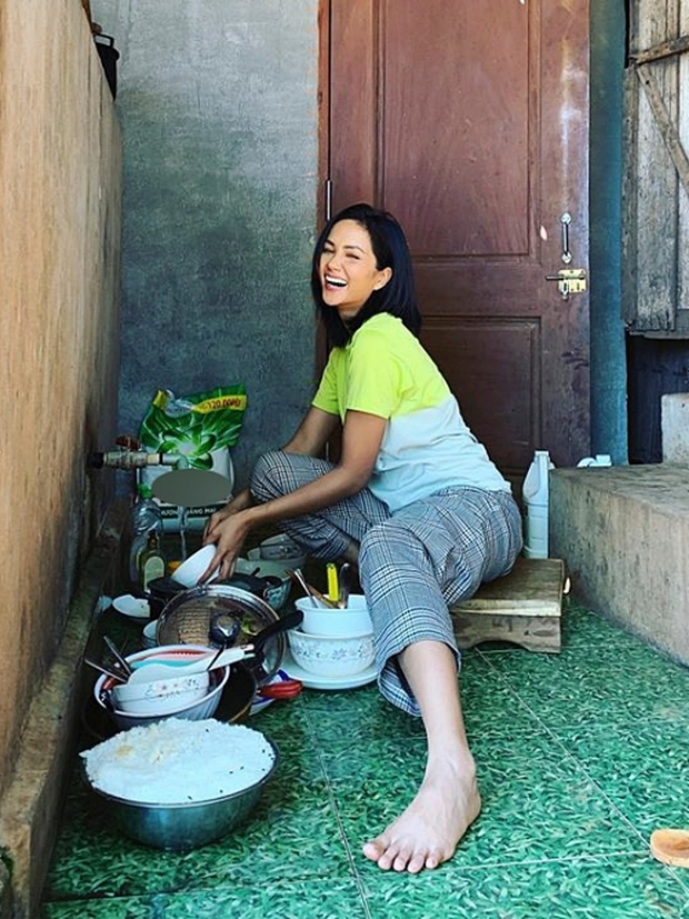 Á hậu hay Hoa hậu thì về quê vẫn vật lộn với “núi” bát đĩa, nhìn cảnh này mà hội chị em đồng cảm sâu sắc! - Ảnh 6.