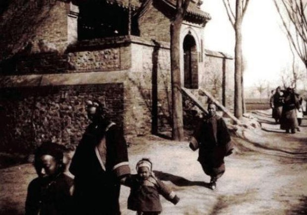 Loạt ảnh hiếm khắc họa rõ nét ngày Tết thời nhà Thanh: Người dân đi lại tấp nập khắp phố xá, pháo là thứ không thể thiếu trong ngày đầu năm - Ảnh 4.