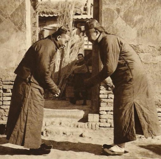 Loạt ảnh hiếm khắc họa rõ nét ngày Tết thời nhà Thanh: Người dân đi lại tấp nập khắp phố xá, pháo là thứ không thể thiếu trong ngày đầu năm - Ảnh 5.