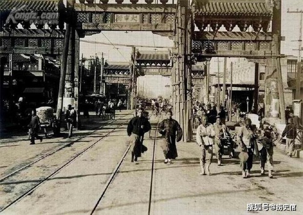 Loạt ảnh hiếm khắc họa rõ nét ngày Tết thời nhà Thanh: Người dân đi lại tấp nập khắp phố xá, pháo là thứ không thể thiếu trong ngày đầu năm - Ảnh 10.