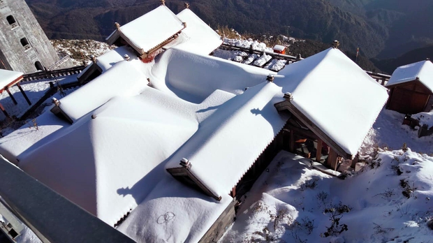Ảnh: Du khách thích thú với tuyết trắng như khung cảnh châu Âu trên đỉnh Fansipan - Ảnh 2.