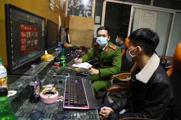 Quảng Ninh: 7 nam thanh niên chơi game online không đeo khẩu trang bị đưa đi cách ly tập trung - Ảnh 1. Quảng Ninh: 7 nam thanh niên chơi game online không đeo khẩu trang bị đưa đi cách ly tập trung - Ảnh 1.
