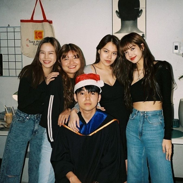 Lisa (BLACKPINK): Từ sao nhí Thái Lan đến em gái quốc tế làm nên lịch sử và những giọt nước mắt chảy ngược phía sau thành công - Ảnh 15. Lisa (BLACKPINK): Từ sao nhí Thái Lan đến em gái quốc tế làm nên lịch sử và những giọt nước mắt chảy ngược phía sau thành công - Ảnh 15.