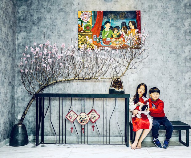 Những cao thủ chơi hoa Tết: Kết hợp mai, đào cực tài tình với tranh khiến căn nhà như sang thêm 10 phần - Ảnh 17.