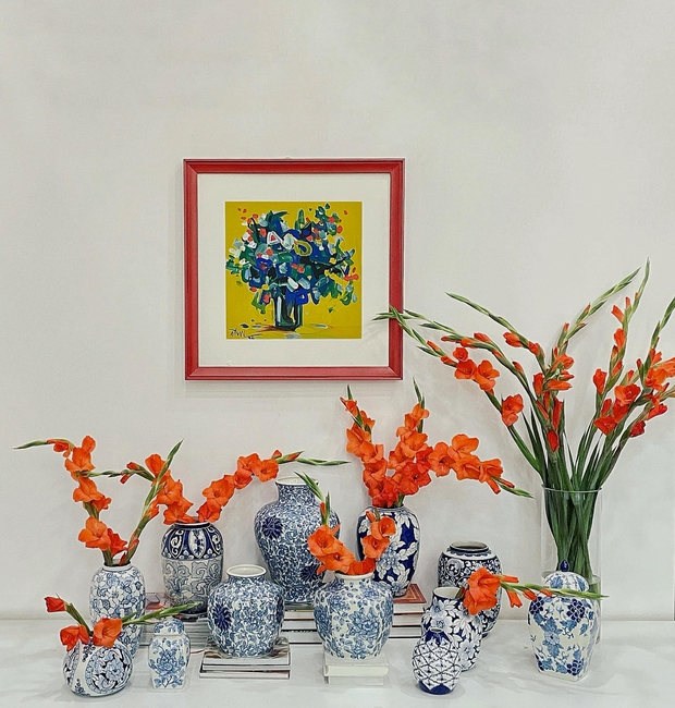 Những cao thủ chơi hoa Tết: Kết hợp mai, đào cực tài tình với tranh khiến căn nhà như sang thêm 10 phần - Ảnh 3.