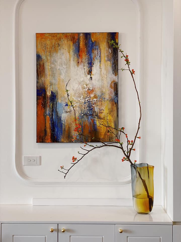 Những cao thủ chơi hoa Tết: Kết hợp mai, đào cực tài tình với tranh khiến căn nhà như sang thêm 10 phần - Ảnh 9.