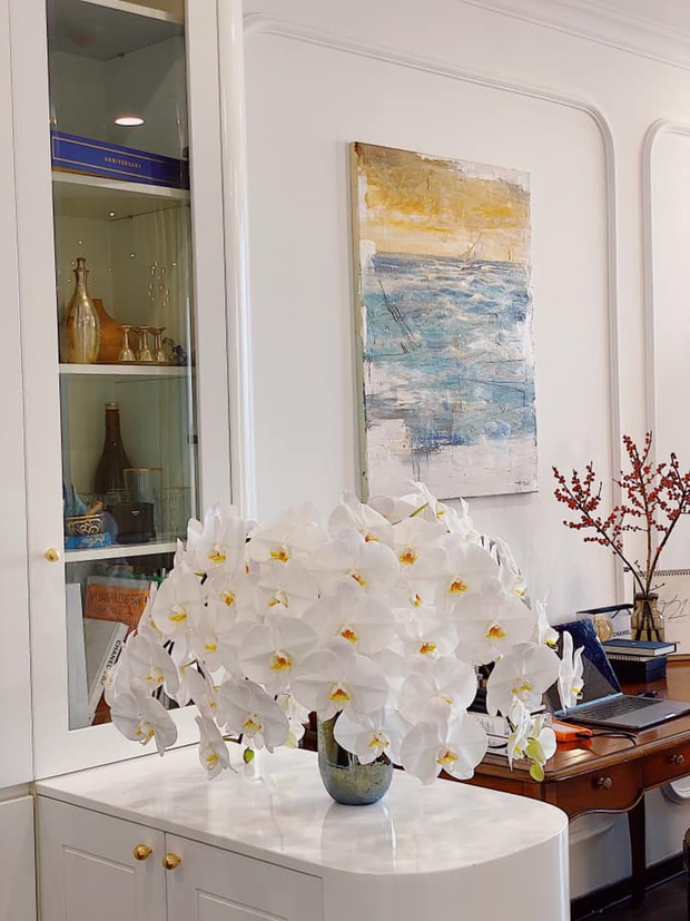 Những cao thủ chơi hoa Tết: Kết hợp mai, đào cực tài tình với tranh khiến căn nhà như sang thêm 10 phần - Ảnh 13.