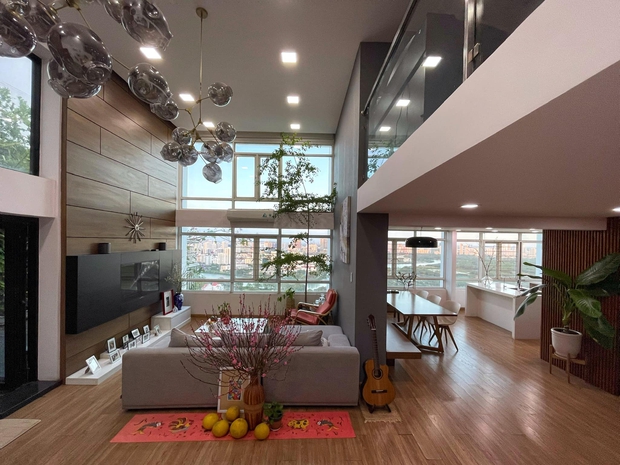 Những cao thủ chơi hoa Tết: Kết hợp mai, đào cực tài tình với tranh khiến căn nhà như sang thêm 10 phần - Ảnh 7.