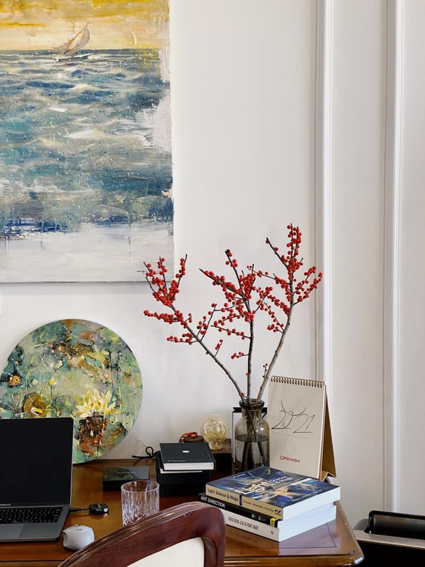 Những cao thủ chơi hoa Tết: Kết hợp mai, đào cực tài tình với tranh khiến căn nhà như sang thêm 10 phần - Ảnh 11.