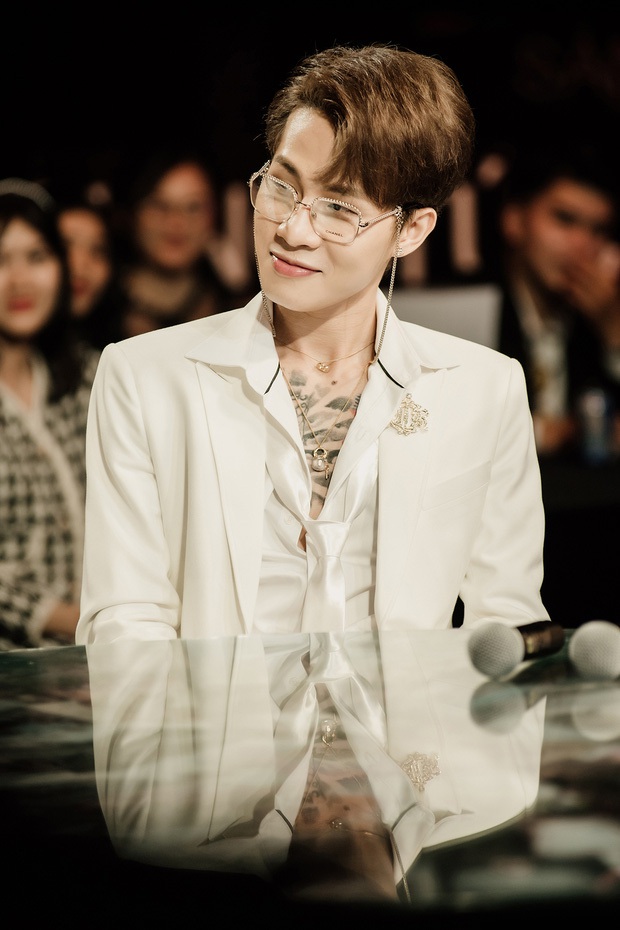 Jack lần đầu hát live Đom Đóm, có màn xử lý sát thương cực mạnh khi bị Ninh Dương Lan Ngọc nhắc nhở đòi sáng tác riêng - Ảnh 1. Jack lần đầu hát live Đom Đóm, có màn xử lý sát thương cực mạnh khi bị Ninh Dương Lan Ngọc nhắc nhở đòi sáng tác riêng - Ảnh 1.