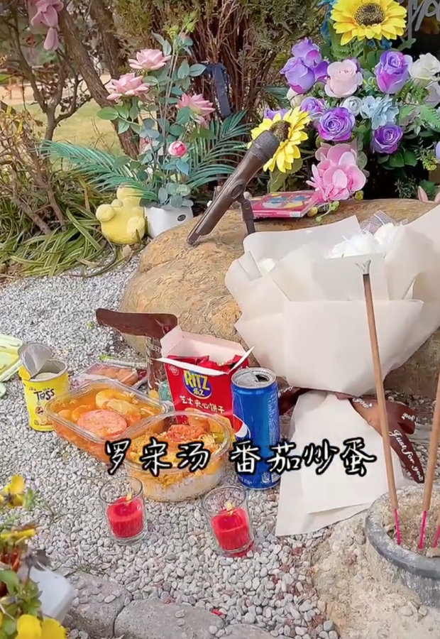 Nỗi buồn ngày Tết: Mẹ Kiều Nhậm Lương đi thăm mộ con trai, nghẹn ngào chia sẻ dòng nhắn ứa nước mắt - Ảnh 3.