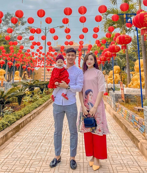 Loạt hot couple thi nhau check-in mùng 1 Tết: Quá nhiều cảnh hôn hít, quá nhiều cẩu lương - Ảnh 19.