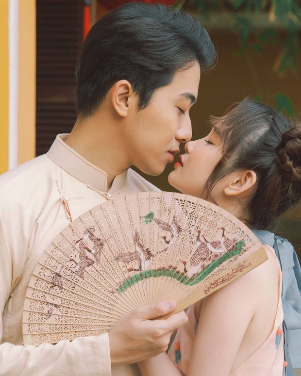 Loạt hot couple thi nhau check-in mùng 1 Tết: Quá nhiều cảnh hôn hít, quá nhiều cẩu lương - Ảnh 3.