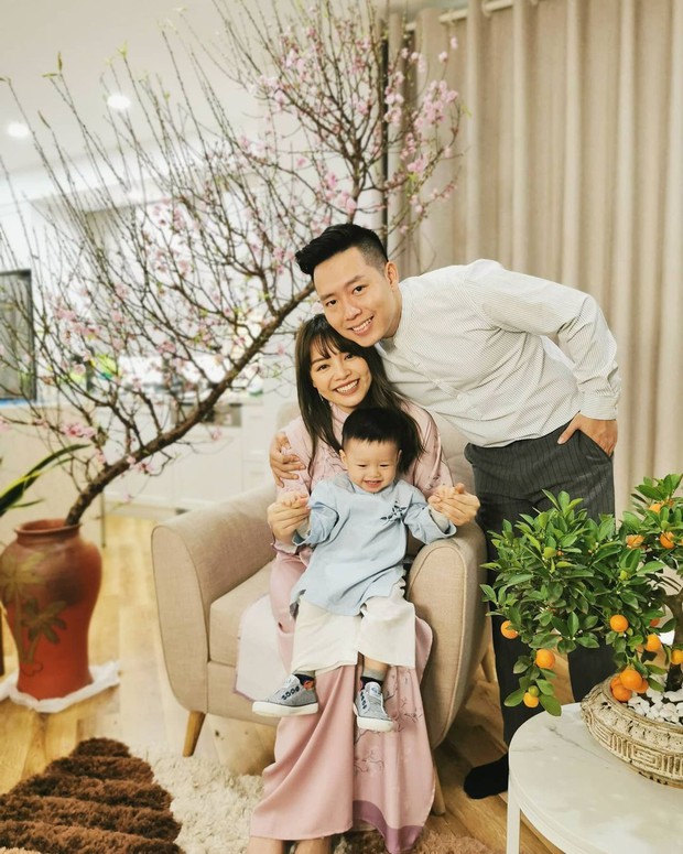 Loạt hot couple thi nhau check-in mùng 1 Tết: Quá nhiều cảnh hôn hít, quá nhiều cẩu lương - Ảnh 23.