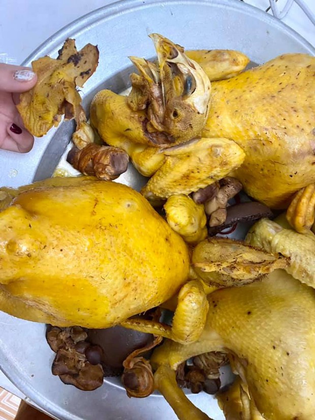 Những siêu phẩm gà luộc ngày Tết nhìn vừa tức vừa buồn cười: Con co cánh, con duỗi chân đủ mọi tư thế - Ảnh 7. Những siêu phẩm gà luộc ngày Tết nhìn vừa tức vừa buồn cười: Con co cánh, con duỗi chân đủ mọi tư thế - Ảnh 7.