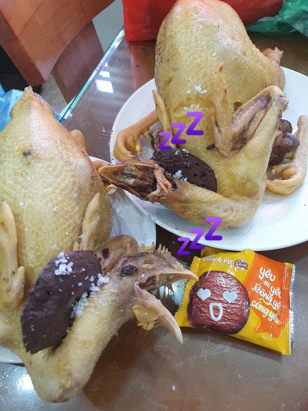 Những siêu phẩm gà luộc ngày Tết nhìn vừa tức vừa buồn cười: Con co cánh, con duỗi chân đủ mọi tư thế - Ảnh 5. Những siêu phẩm gà luộc ngày Tết nhìn vừa tức vừa buồn cười: Con co cánh, con duỗi chân đủ mọi tư thế - Ảnh 5.