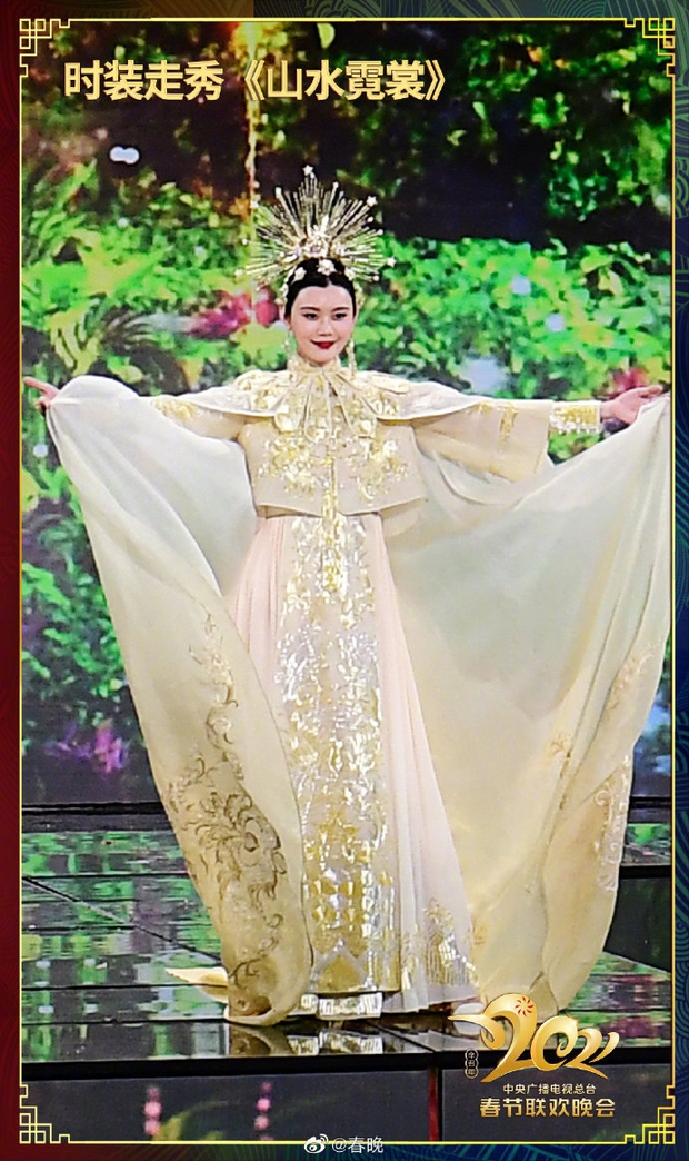 1001 chuyện Gala Xuân Vãn: Center THE9 rách nách áo, Ming Xi - Hoa hậu lộ nhan sắc thật, diễn viên quần chúng tranh spotlight - Ảnh 4.