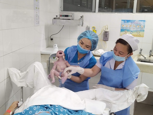 Đúng giao thừa, 5 em bé cùng cất tiếng khóc chào đời tại TP.HCM - Ảnh 3.