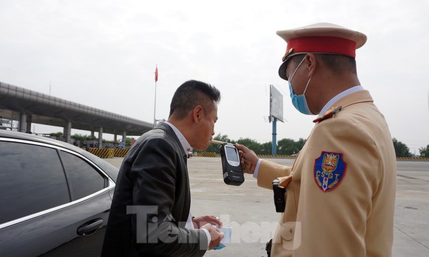 Theo CSGT kiểm tra nồng độ cồn trên cao tốc ngày đầu năm mới - Ảnh 9.