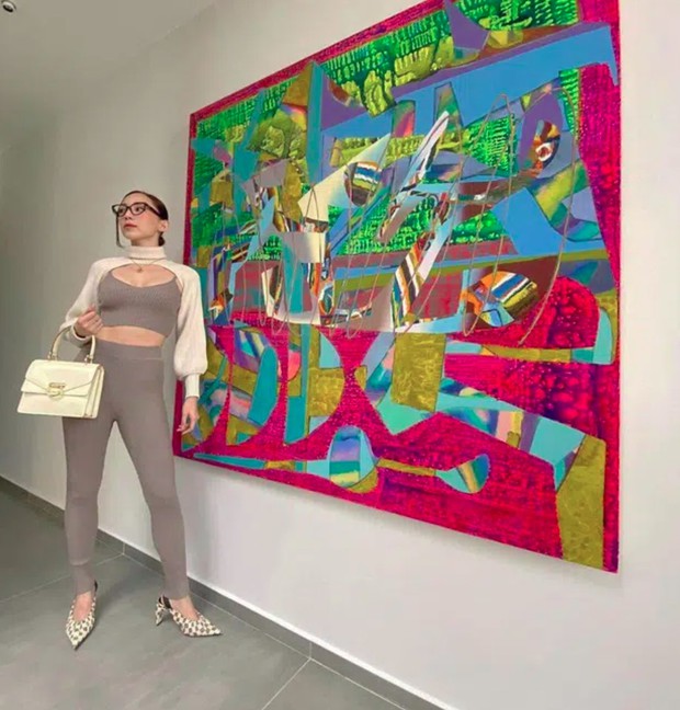 Tóc Tiên khoe ảnh dạo phố mùng 1 Tết, tưởng Hoàng Touliver hóa giải được lời nguyền dìm vợ, ai dè chính chủ phải vào đính chính - Ảnh 5.