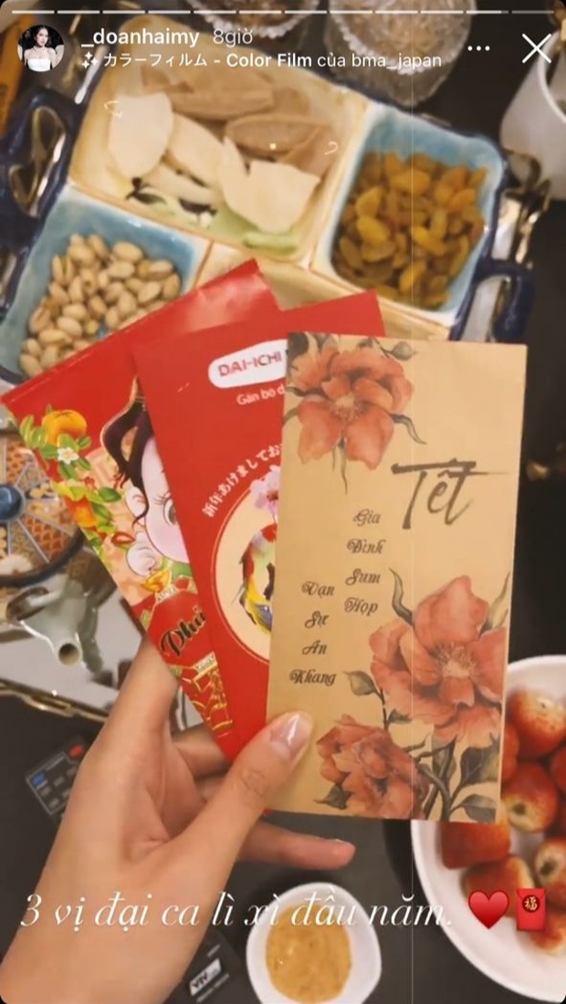 Hội gái xinh khoe sương sương tiền lì xì ngày mùng 1 Tết: Người thì được chuyển khoản vài chục triệu, người nhận tiền mặt nóng bỏng tay - Ảnh 1. Hội gái xinh khoe sương sương tiền lì xì ngày mùng 1 Tết: Người thì được chuyển khoản vài chục triệu, người nhận tiền mặt nóng bỏng tay - Ảnh 1.