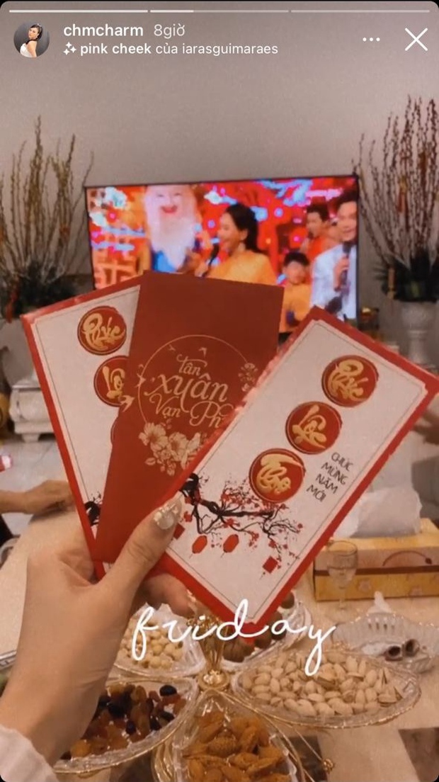 Hội gái xinh khoe sương sương tiền lì xì ngày mùng 1 Tết: Người thì được chuyển khoản vài chục triệu, người nhận tiền mặt nóng bỏng tay - Ảnh 23. Hội gái xinh khoe sương sương tiền lì xì ngày mùng 1 Tết: Người thì được chuyển khoản vài chục triệu, người nhận tiền mặt nóng bỏng tay - Ảnh 23.