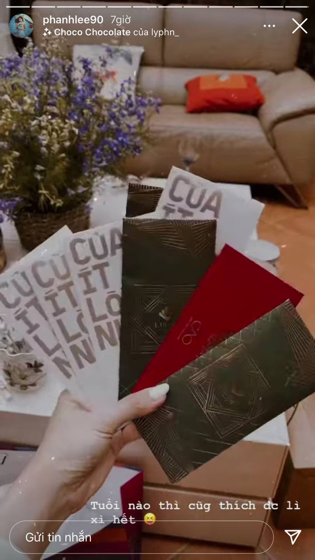Hội gái xinh khoe sương sương tiền lì xì ngày mùng 1 Tết: Người thì được chuyển khoản vài chục triệu, người nhận tiền mặt nóng bỏng tay - Ảnh 7. Hội gái xinh khoe sương sương tiền lì xì ngày mùng 1 Tết: Người thì được chuyển khoản vài chục triệu, người nhận tiền mặt nóng bỏng tay - Ảnh 7.
