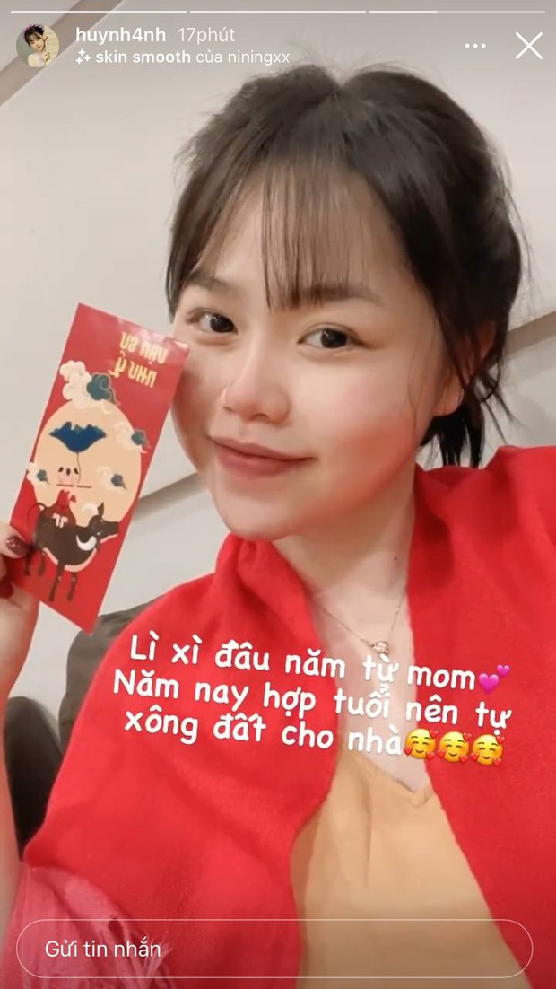 Hội gái xinh khoe sương sương tiền lì xì ngày mùng 1 Tết: Người thì được chuyển khoản vài chục triệu, người nhận tiền mặt nóng bỏng tay - Ảnh 19. Hội gái xinh khoe sương sương tiền lì xì ngày mùng 1 Tết: Người thì được chuyển khoản vài chục triệu, người nhận tiền mặt nóng bỏng tay - Ảnh 19.