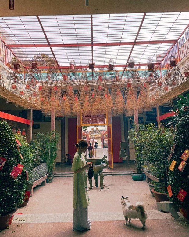 Sao Việt mặc gì đi lễ chùa đầu năm: Lệ Quyên, Angela Phương Trinh nền nã với áo dài, Sun Ht và Chi Pu lại gây tranh cãi - Ảnh 5.