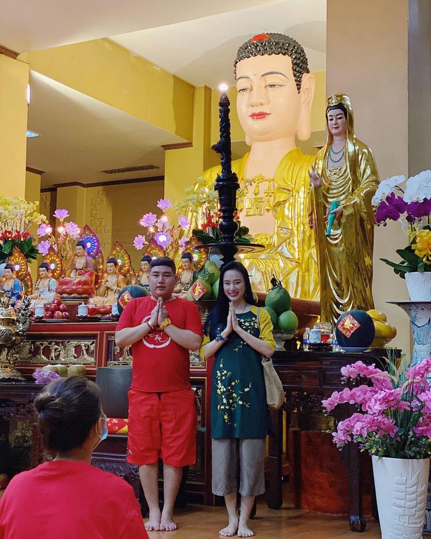 Sao Việt mặc gì đi lễ chùa đầu năm: Lệ Quyên, Angela Phương Trinh nền nã với áo dài, Sun Ht và Chi Pu lại gây tranh cãi - Ảnh 2.