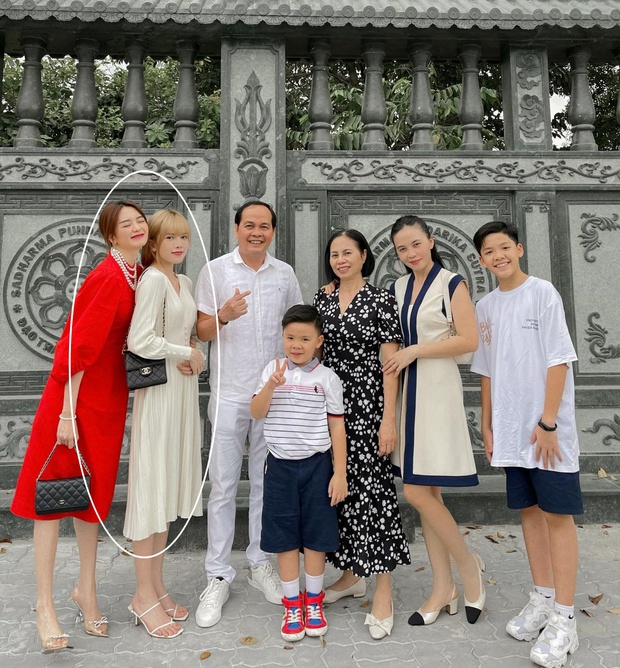 Thiều Bảo Trâm xuống phố du Xuân cùng cả gia đình, nhan sắc và thái độ đáng chú ý sau ồn ào trà xanh - Ảnh 2. Thiều Bảo Trâm xuống phố du Xuân cùng cả gia đình, nhan sắc và thái độ đáng chú ý sau ồn ào trà xanh - Ảnh 2.