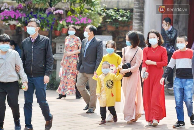 Người dân đeo khẩu trang ùn ùn vào Văn Miếu xin chữ và cầu may đầu năm - Ảnh 3.